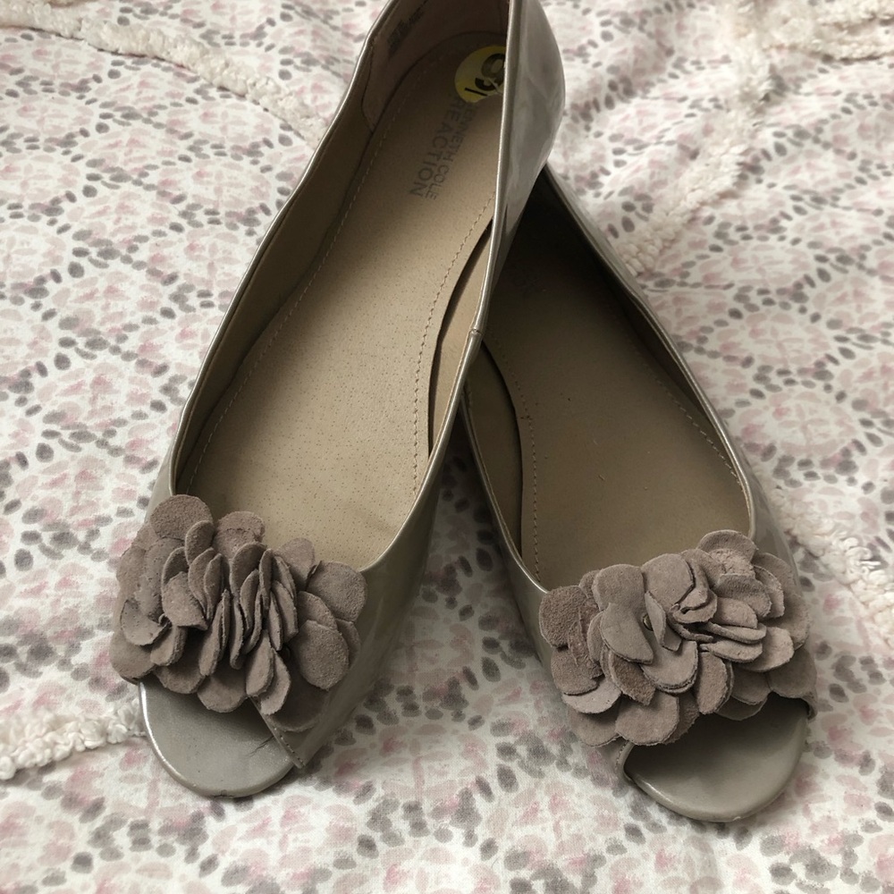 Kenneth Cole Reaction Taupe Floral Peep-Toe Flats size 9M like new